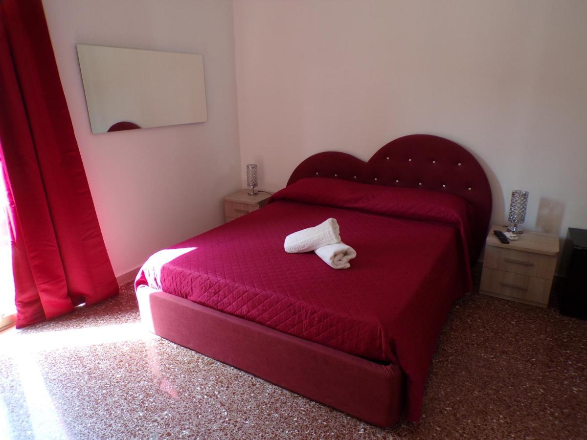 Nuova Aurora Rent Rooms 洛卡卢美拉 外观 照片