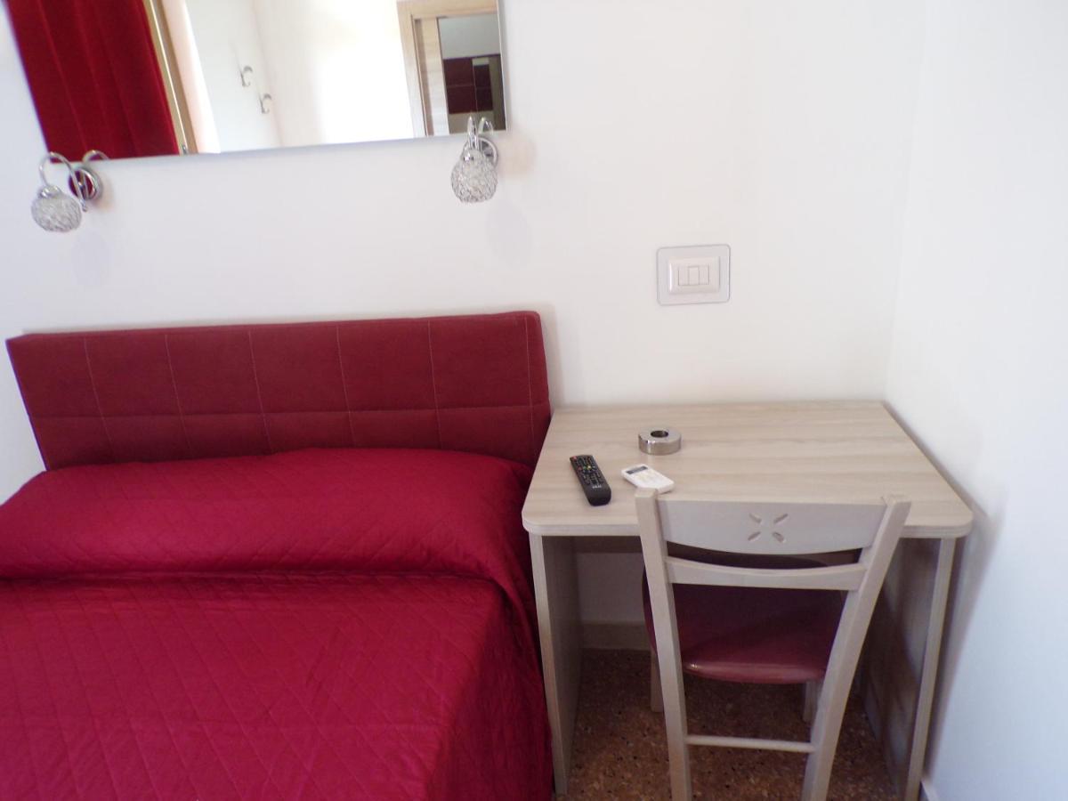Nuova Aurora Rent Rooms 洛卡卢美拉 外观 照片